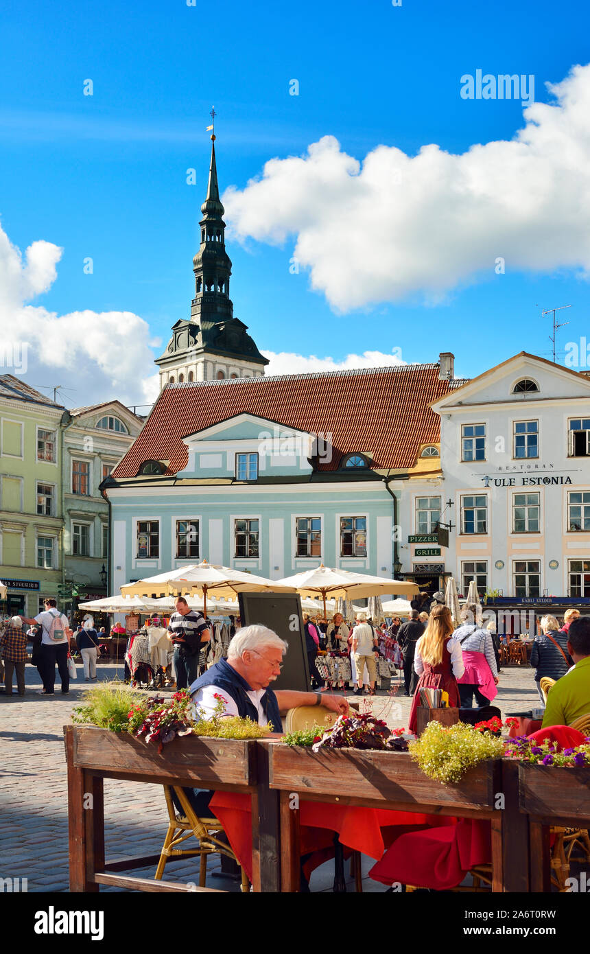 Rathausplatz (Raekoja plats) in der Altstadt, die zum UNESCO-Weltkulturerbe gehört. Tallinn, Estland Stockfoto