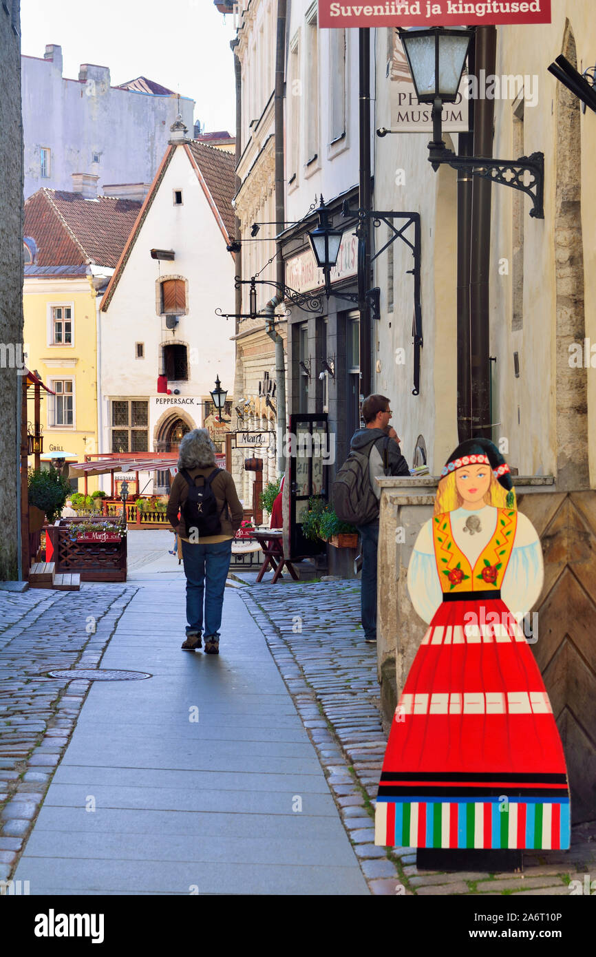 Mittelalterliche Straße in der Altstadt von Tallinn, das zum Weltkulturerbe der Unesco gehört. Tallinn, Estland Stockfoto