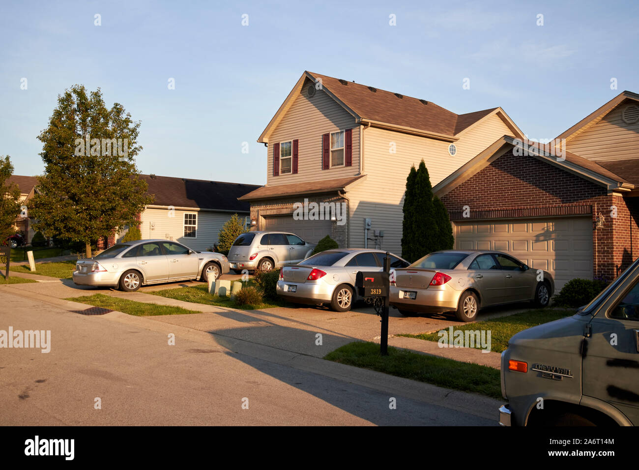 Autos in den Einfahrten der Häuser in Wohngebäuden Entwicklung New Albany Indiana USA geparkt Stockfoto