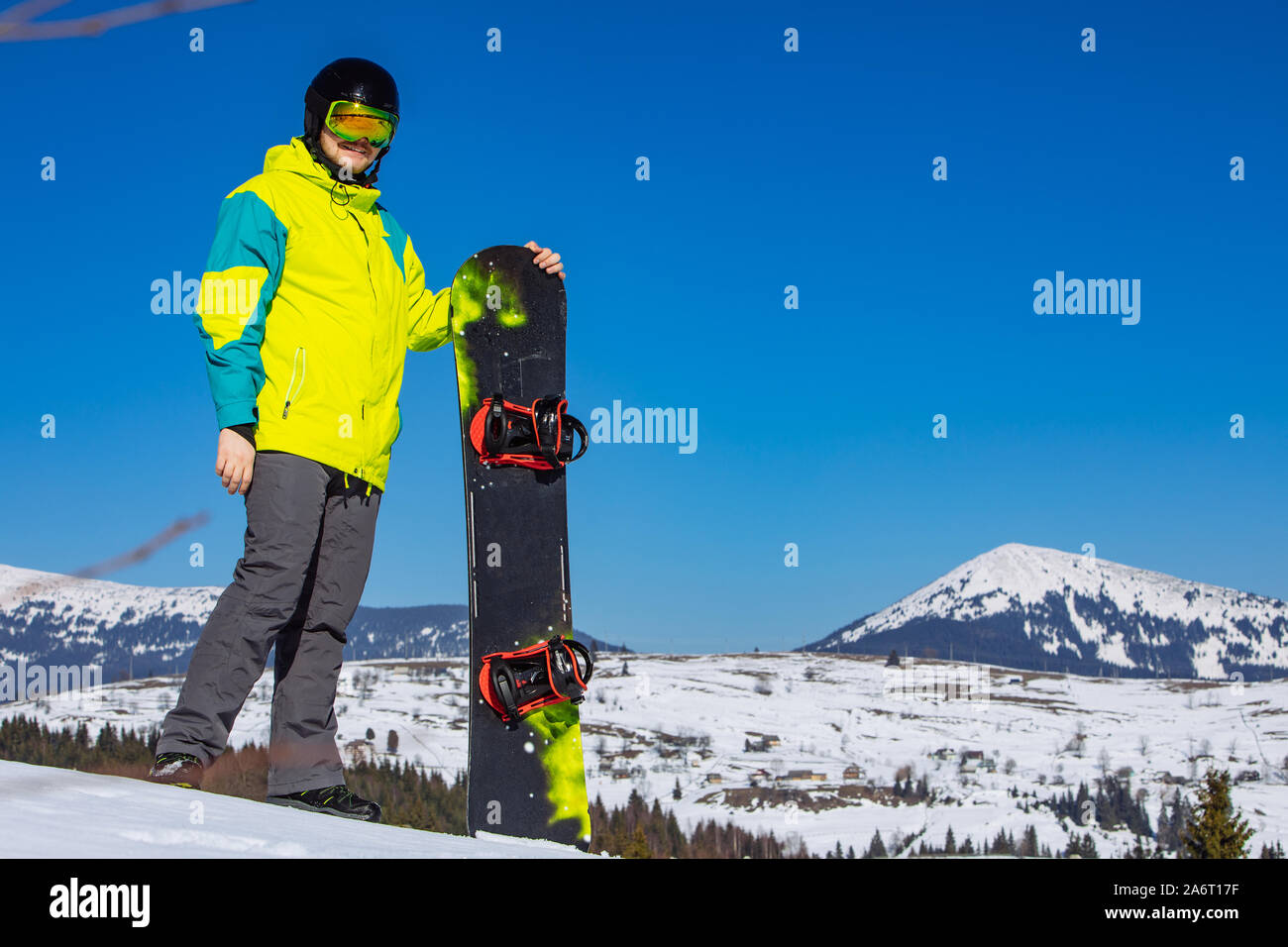 Mann in Sonnenbrille snowboard Holding Stockfotografie - Alamy