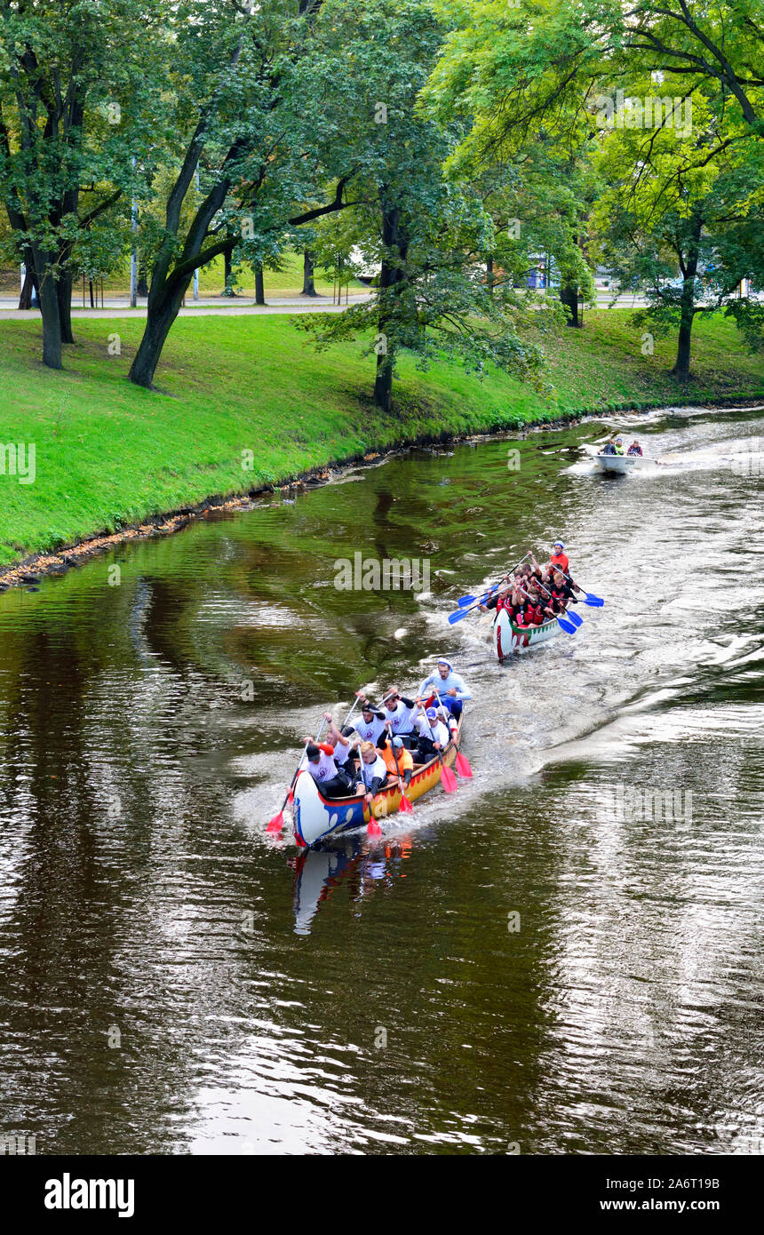 Bastion Hill Park (Bastejkalns Park) ist ein schöner und ruhiger Park entlang eines Kanals der Fluss Daugava, im Zentrum von Riga. Lettland Stockfoto