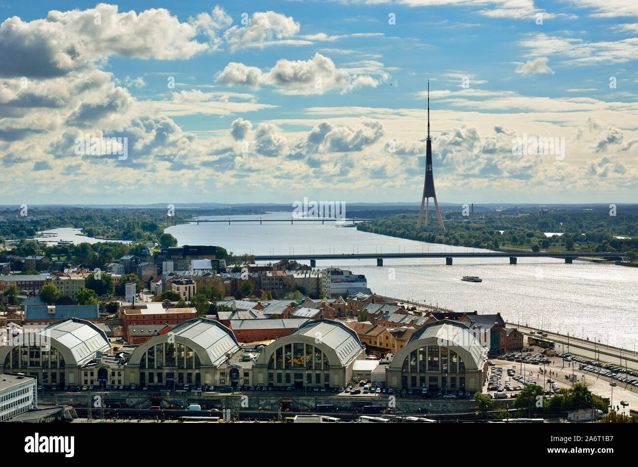 Der Fernsehturm und den Fluss Daugava. Im Vordergrund, Riga Central Market (Centraltirgus) konvertiert von Zeppelin Hangars. Riga, Lettland Stockfoto