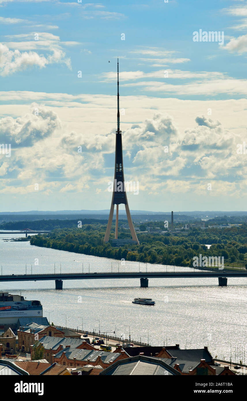 Der Fernsehturm und den Fluss Daugava. Riga, Lettland Stockfoto