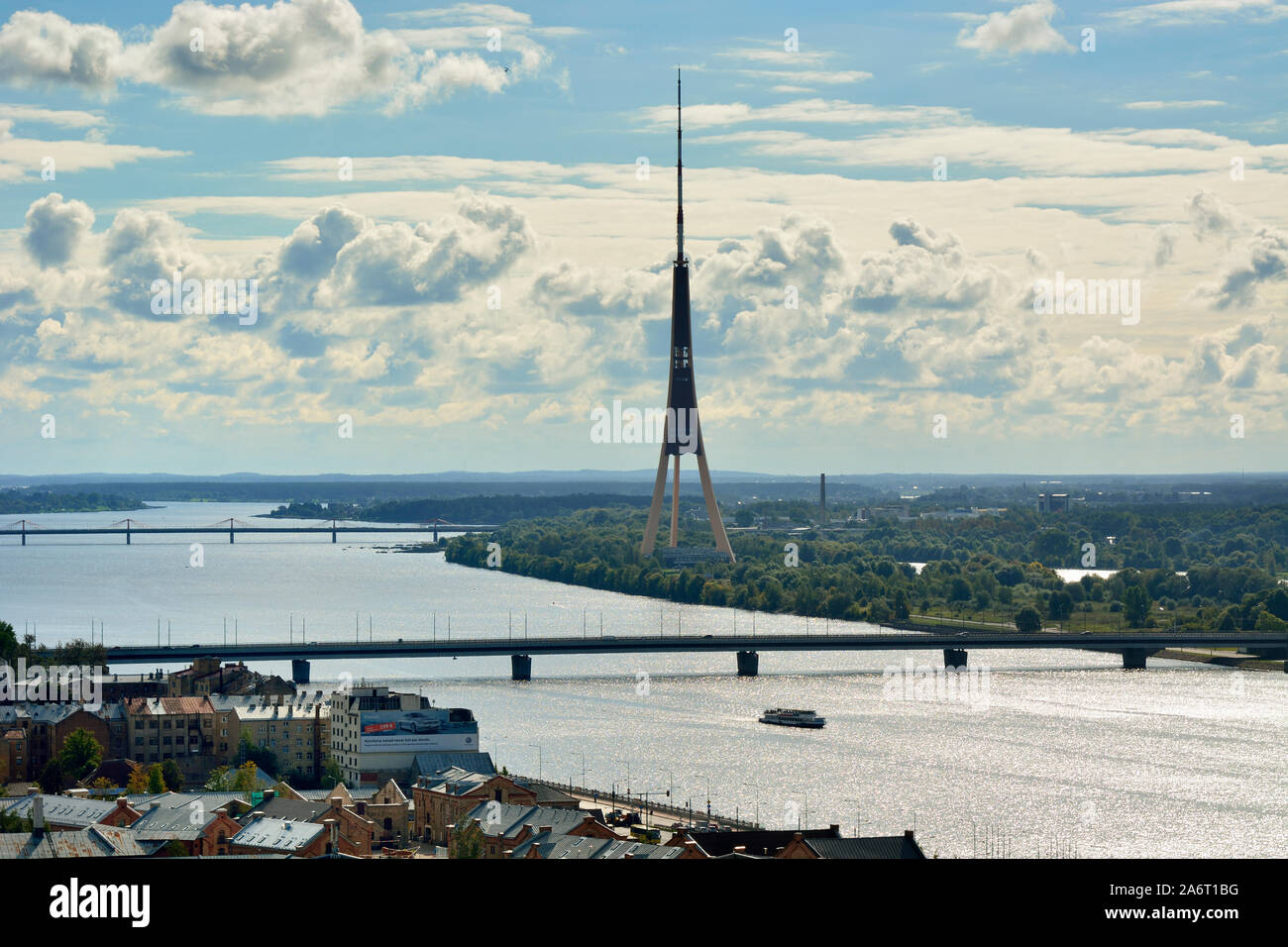 Der Fernsehturm und den Fluss Daugava. Riga, Lettland Stockfoto