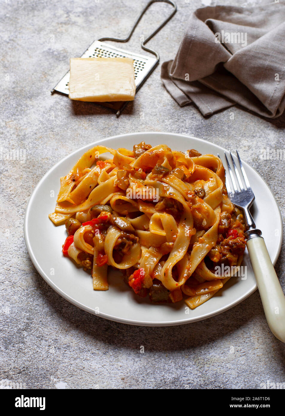Pasta mit Auberginen und Tomaten/Paradeiser Stockfoto