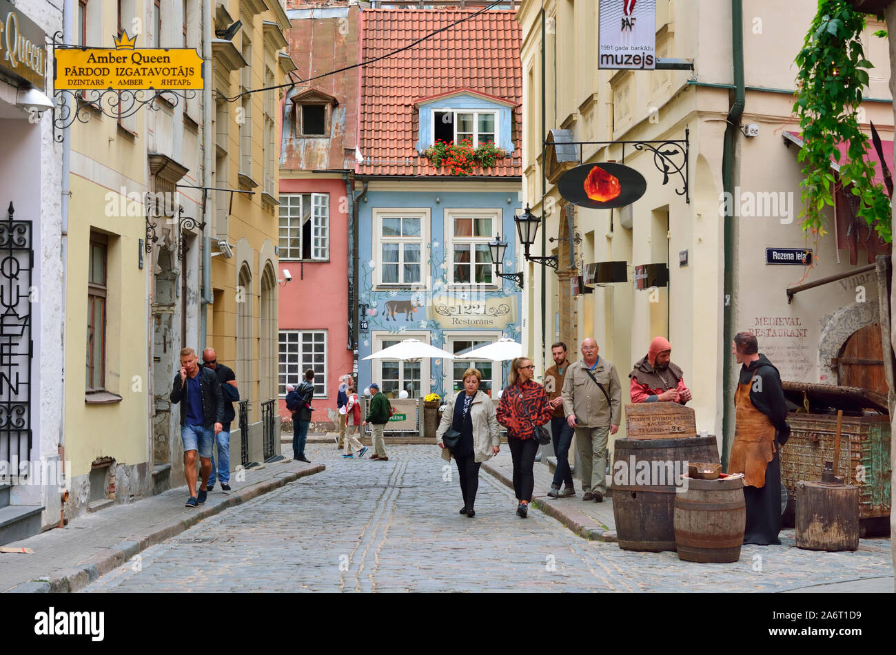 Romantische Straße in der Altstadt, die zum UNESCO-Weltkulturerbe gehört. Riga, Lettland Stockfoto