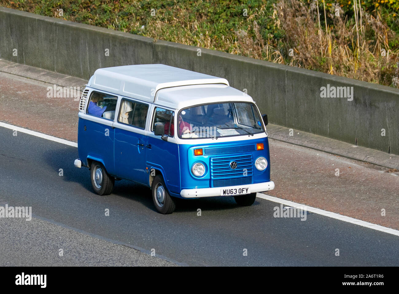 2014 Blau VW Volkswagen; Großbritannien Verkehr, Transport, moderne, Limousinen, hohes Dach, Pop toproofs, Pop top, Caddy, Transporter, Reisemobile, Kombi, Combi, Wohnmobil Lieferwagen, Wohnmobil, Umbau, Vee Dub, Umbauten, Minibus, Bus, Wohnmobile, Dach, Volkswagen Wohnmobile nach Süden auf die 3 spurige Autobahn M6 Autobahn, Lancaster, Großbritannien Stockfoto