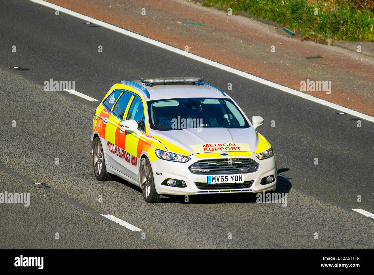 Medical Support Unit; Fahrzeugverkehr in Großbritannien, Ford Mondeo Titanium TDCI-Transport 2015, moderne Fahrzeuge, Salonwagen, südwärts auf der 3-spurigen Autobahn M6. Ein nicht transportierendes EMS-Fahrzeug ist ein Rettungsfahrzeug (EMS), Limousinen, Kombi, Rettungswagen (Vans) und Geländewagen, das fast so viele Geräte transportieren kann.gelbe oder weiße Fahrzeuge, die Rettungswagen und Notärzte mit Flugautos zur Verfügung stellen. Stockfoto