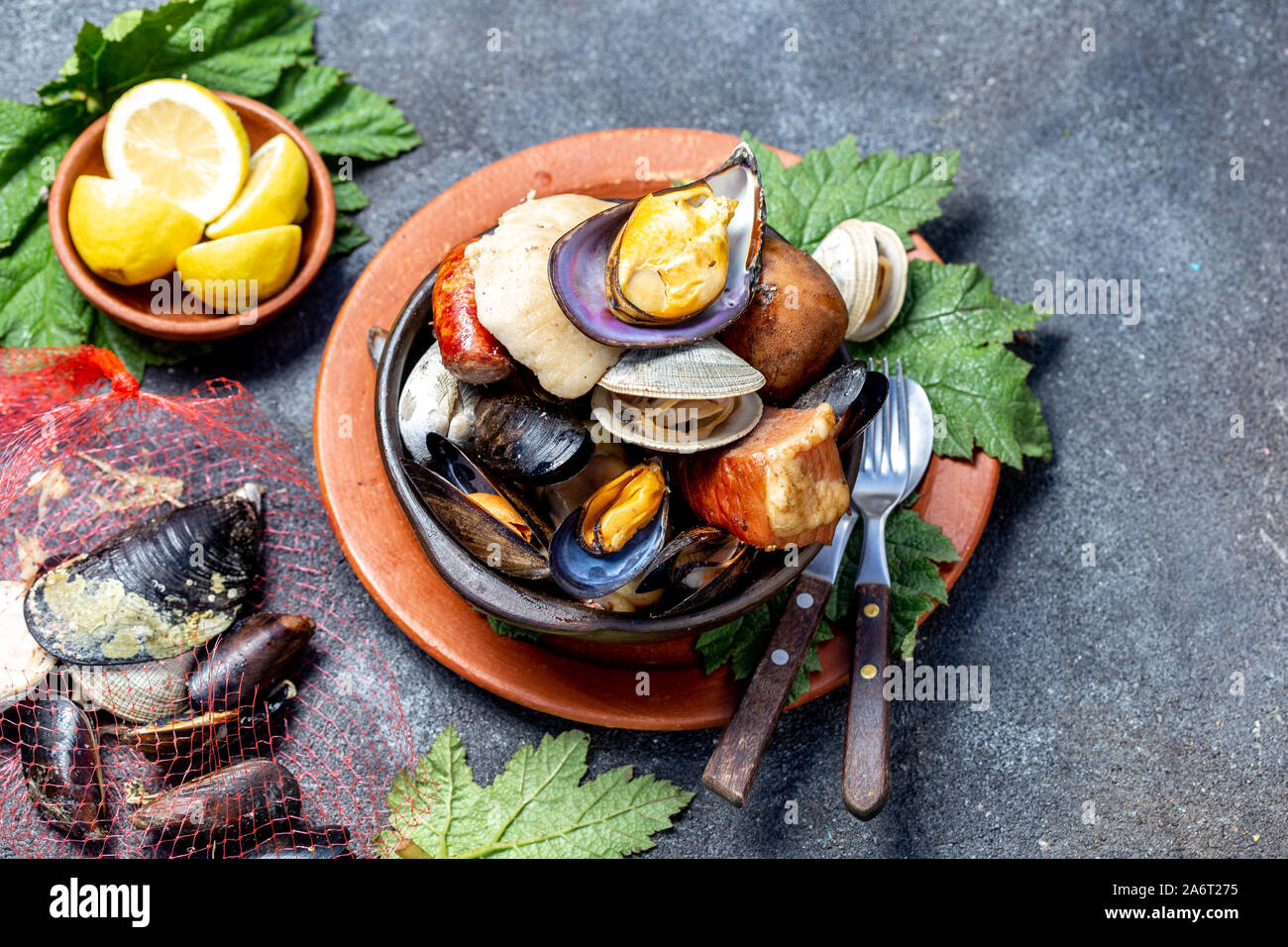 Berühmte traditionelle Gericht der Süden von Chile und der chiloe Archipel - Curanto al Hoyo, Kuranto. Verschiedene Meeresfrüchte, Fleisch und Kartoffeln milcao Stockfoto