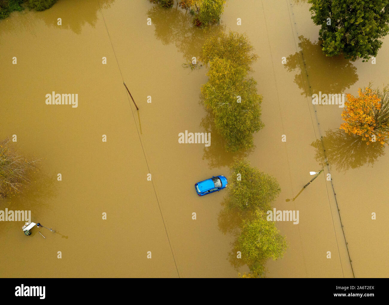 Eine Luftaufnahme eines Autos im Hochwasser in Stroud, Gloucestershire, wie das Vereinigte Königreich hat sich durch die weit verbreitete überschwemmung geschlagen worden, nachdem Flüsse über die Ufer burst nach dem Wochenende???s Heavy Rain. Stockfoto