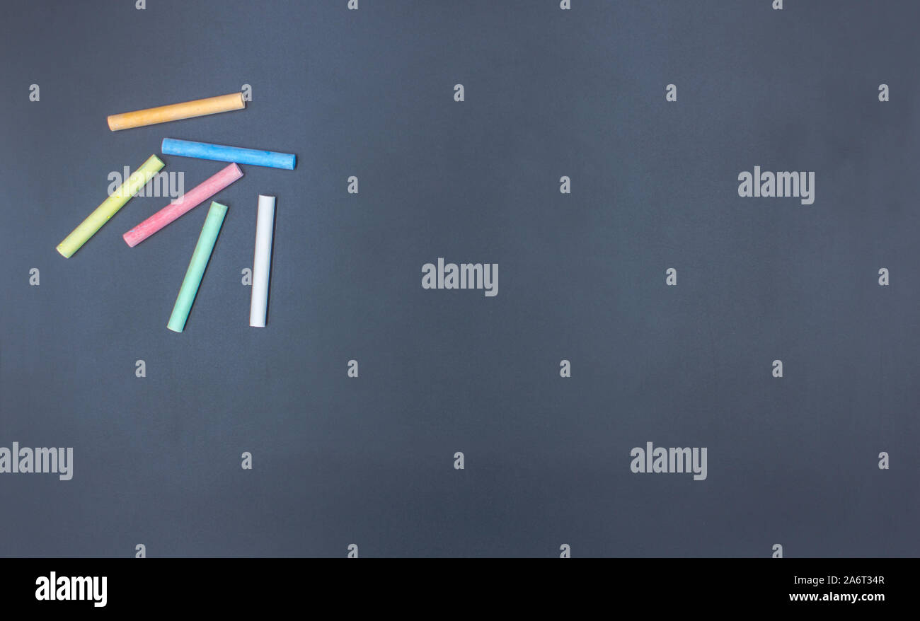 Blick von oben auf die Kreidetafel mit farbigen/farbige Kreide Sticks - Raum für Text Stockfoto