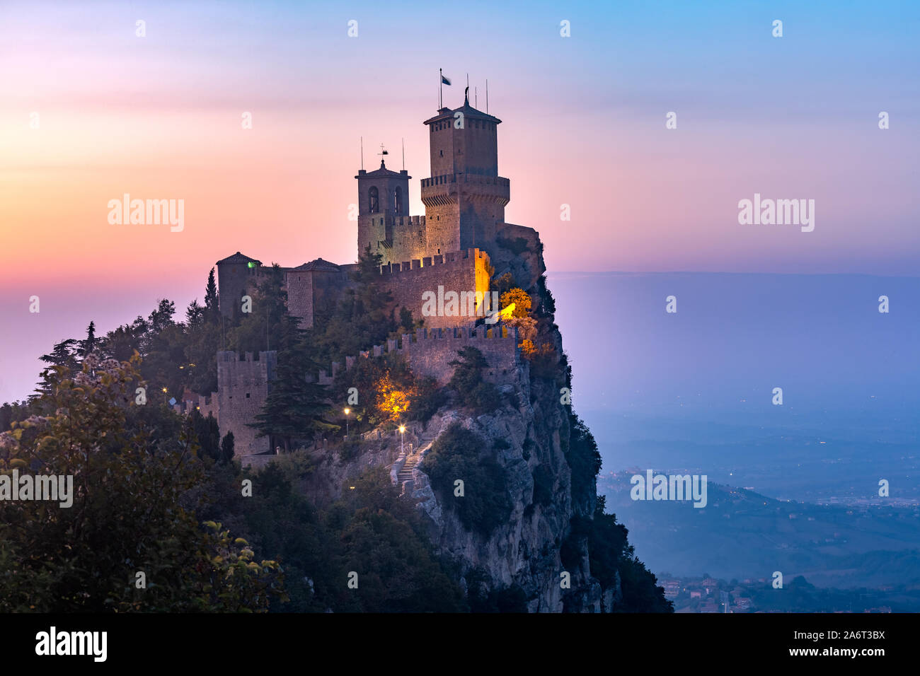Guaita Festung oder Prima Torre auf dem Grat des Monte Titano in die Stadt San Marino Die Republik San Marino bei Sonnenuntergang Stockfoto