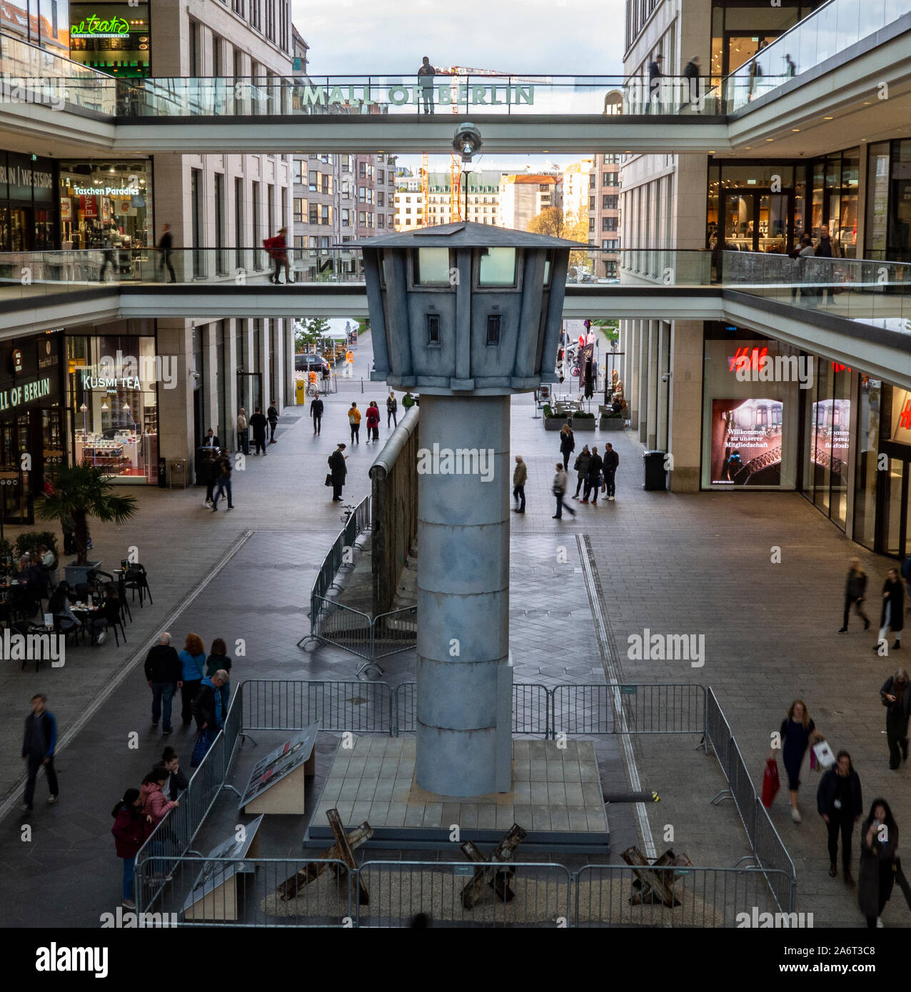 Berlin, Deutschland. 28 Okt, 2019. Die Replik von einem Wachturm aus der ehemaligen deutsch-deutschen Grenze, steht in der "Alle Berliner Einkaufszentrum und erinnert an die bevorstehenden Jahrestag des Falls der Berliner Mauer. Credit: Paul Zinken/dpa/Alamy leben Nachrichten Stockfoto