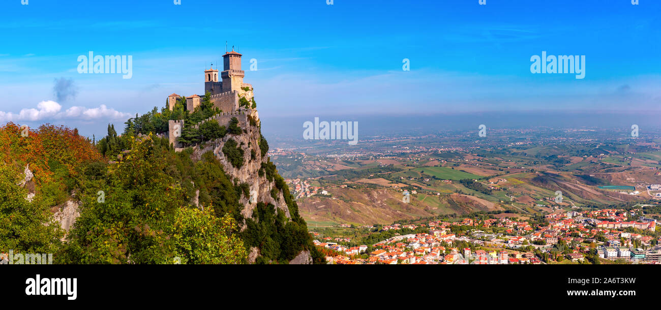 Panorama der erste Turm Guaita Festung in der Stadt von San Marino Die Republik San Marino und italienischen Hügel im sonnigen Tag Stockfoto