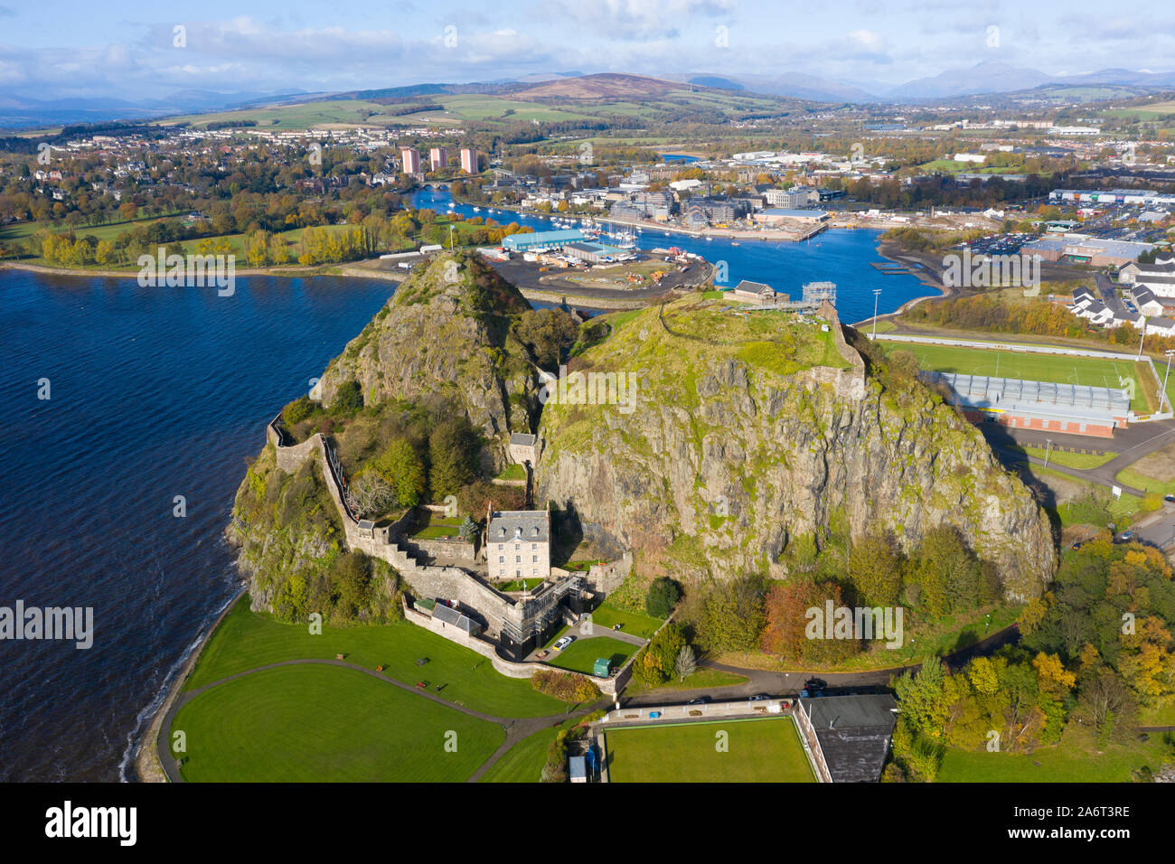 Luftaufnahme von Dumbarton Castle und Dumbarton Rock in West Dunbartonshire, Schottland, Großbritannien Stockfoto