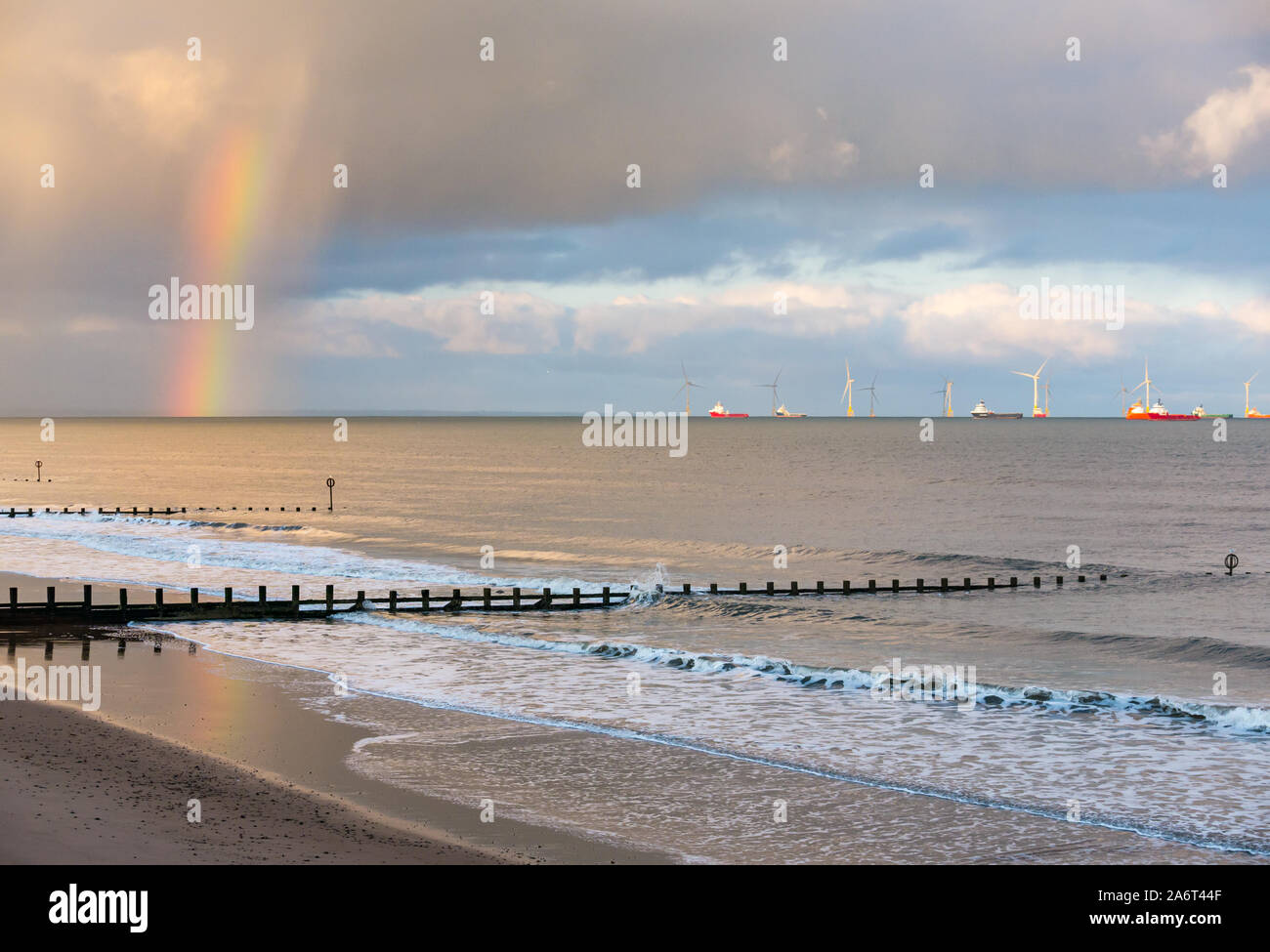 Strand von Aberdeen, Aberdeen, Schottland, Vereinigtes Königreich, 28. Oktober 2019. UK Wetter: Sonnenschein und Duschen in der Stadt eine helle Regenbogen bei Sonnenuntergang über der Nordsee in Richtung der Windpark in Aberdeen Bay verursachen Stockfoto