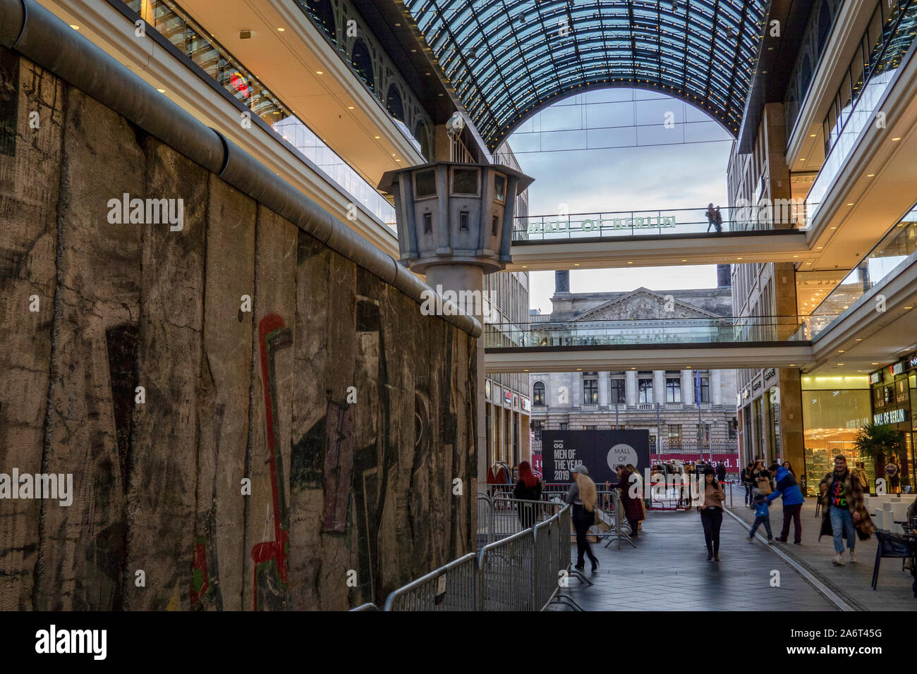 Berlin, Deutschland. 28 Okt, 2019. Die Replik von einem Wachturm aus der ehemaligen deutsch-deutschen Grenze, steht in der "Alle Berliner Einkaufszentrum und erinnert an die bevorstehenden Jahrestag des Falls der Berliner Mauer. Credit: Paul Zinken/dpa/Alamy leben Nachrichten Stockfoto