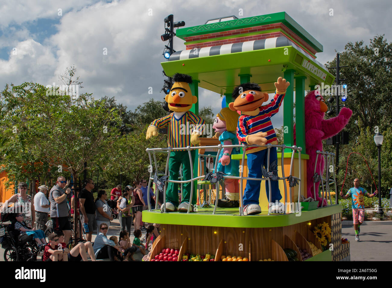 Orlando, Florida. Oktober 24, 2019. Bert, Ernie und Telly Monster in Sesame Street Party Parade in Seaworld Stockfoto