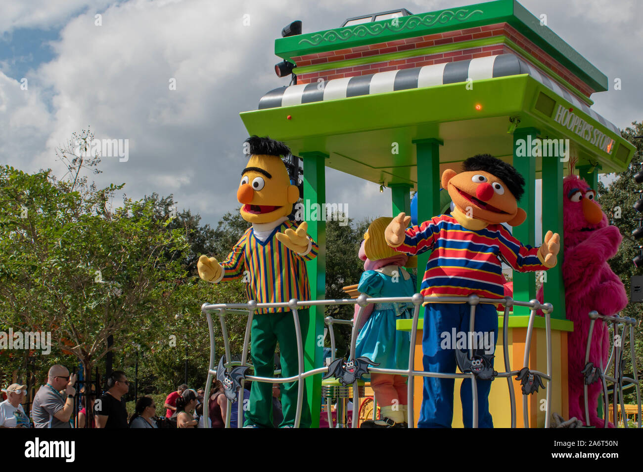 Orlando, Florida. Oktober 24, 2019. Bert, Ernie und Telly Monster in Sesame Street Party Parade in Seaworld Stockfoto