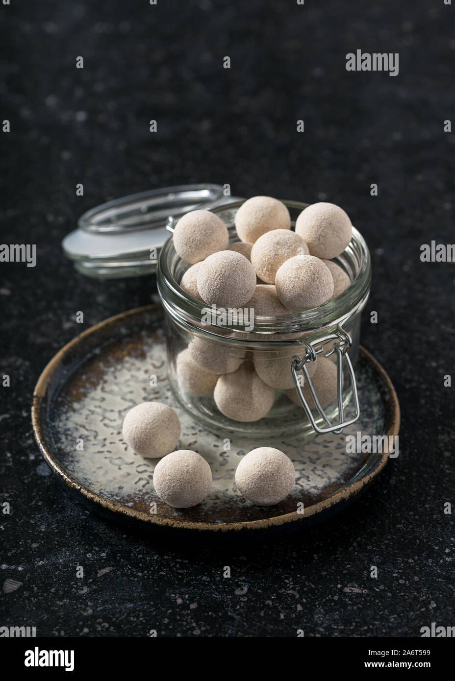 Kurt Kugeln aus Ziegenmilch, Salz und Gewürze im Glas. Selektive konzentrieren. Stockfoto