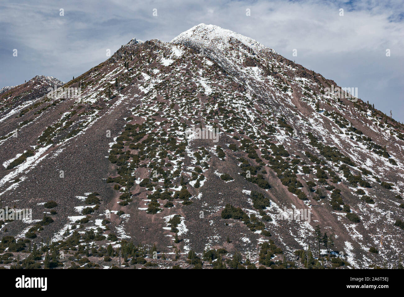 Closup der oberen schwarzen butte Sat lava Kegel Kuppel des Mount Shasta in Nordkalifornien lava angezeigt, spärliche Vegetation mit Schnee vermischt Stockfoto