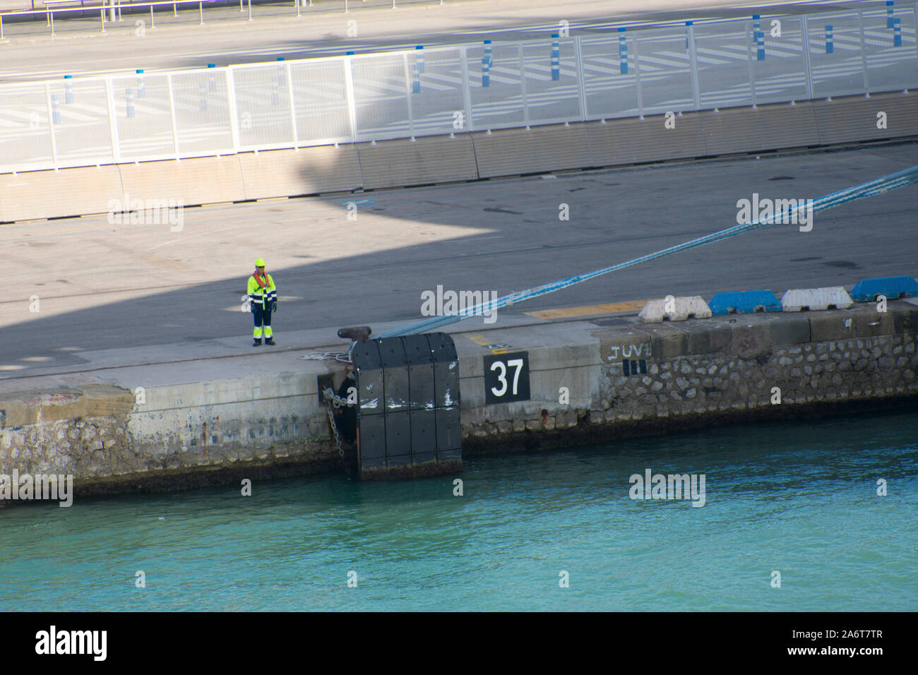 Liegeplatz Arbeiter warten auf das Signal, um das Seil zu lösen. Stockfoto