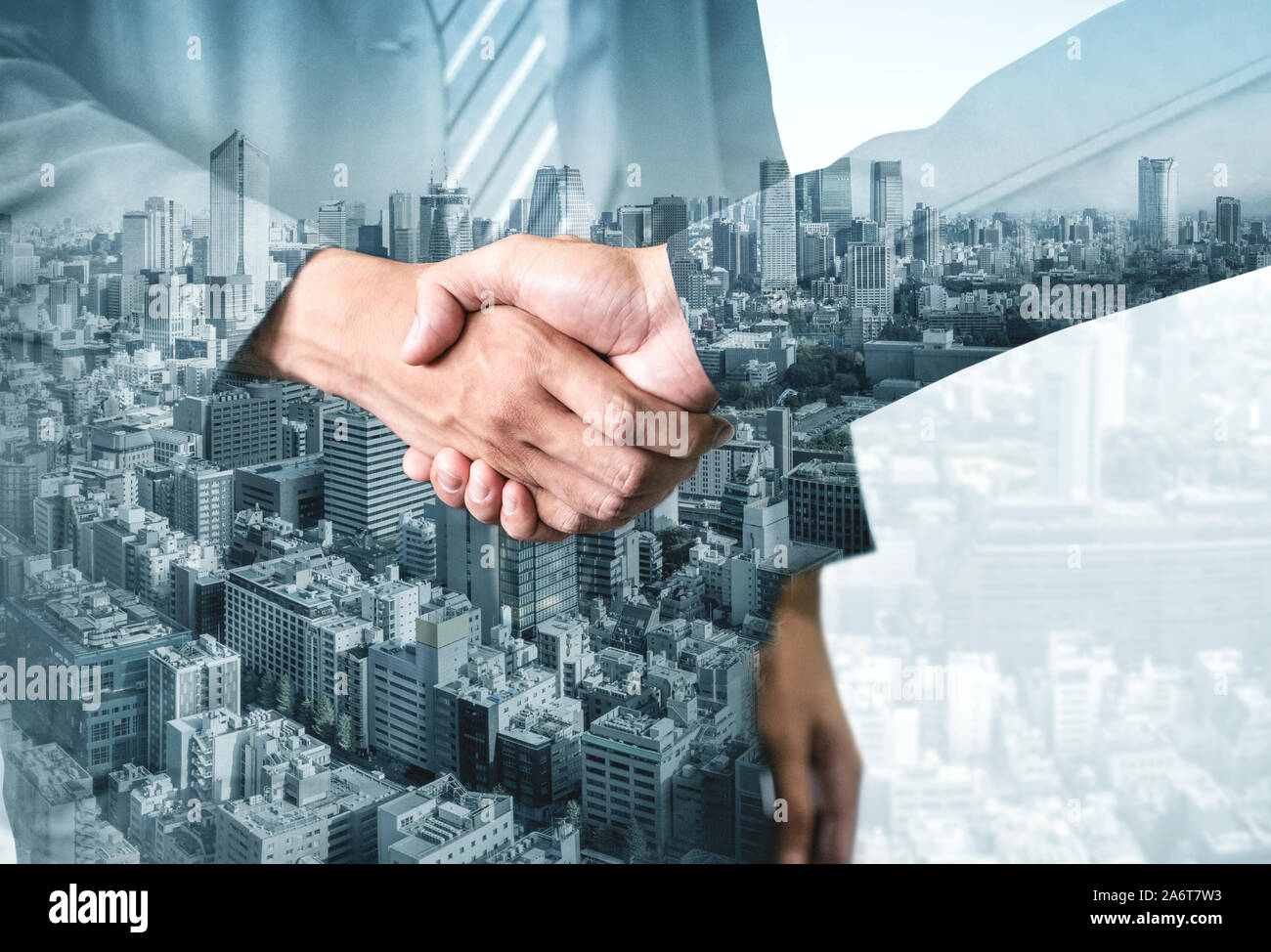 Doppelt belichtete Bild von Geschäftsleuten Handshake auf City Office Gebäude im Hintergrund anzeigen Partnerschaft Erfolg von Geschäft. Konzept der Corp. Stockfoto