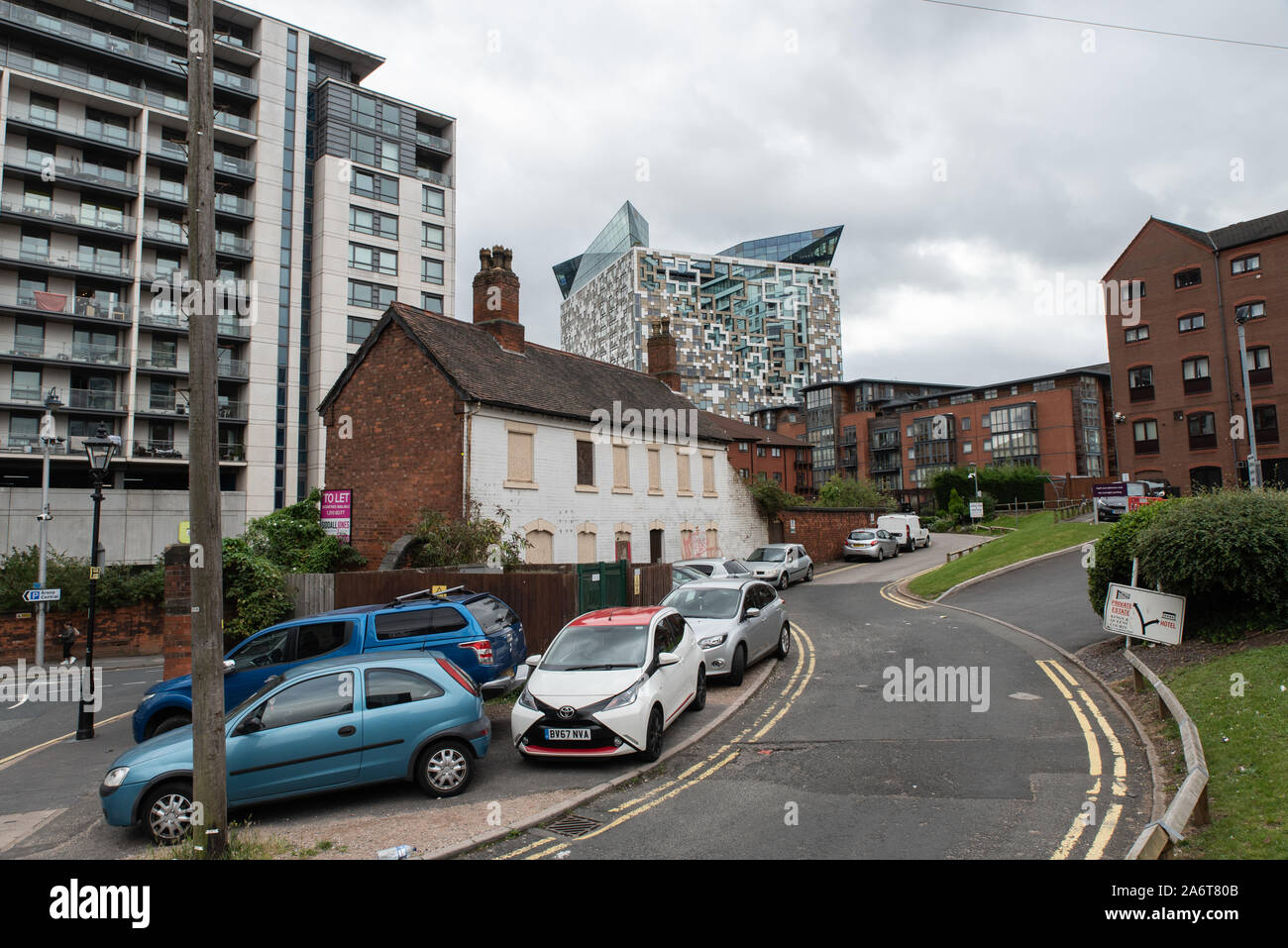 Alten Teil des Stadtzentrums von Birmingham mit dem Würfel im Hintergrund. Stockfoto