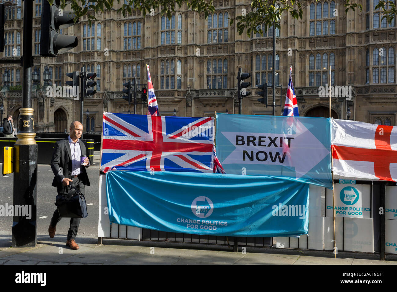 An dem Tag, an dem die EU in Brüssel im Grundsatz vereinbart Brexit bis zum 31. Januar 2020 (alias "Flextension") und nicht bis zum 31. Oktober 2019 verlängern, Fußgänger vorbei Brexit Partei Fahnen und Banner während eines Brexit Protest außerhalb des Parlaments, am 28. Oktober 2019, in Westminster, London, England. Stockfoto