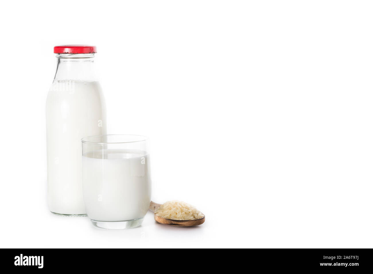 Reis Milch in Glas auf weißem Hintergrund. Kopieren Sie Platz Stockfoto