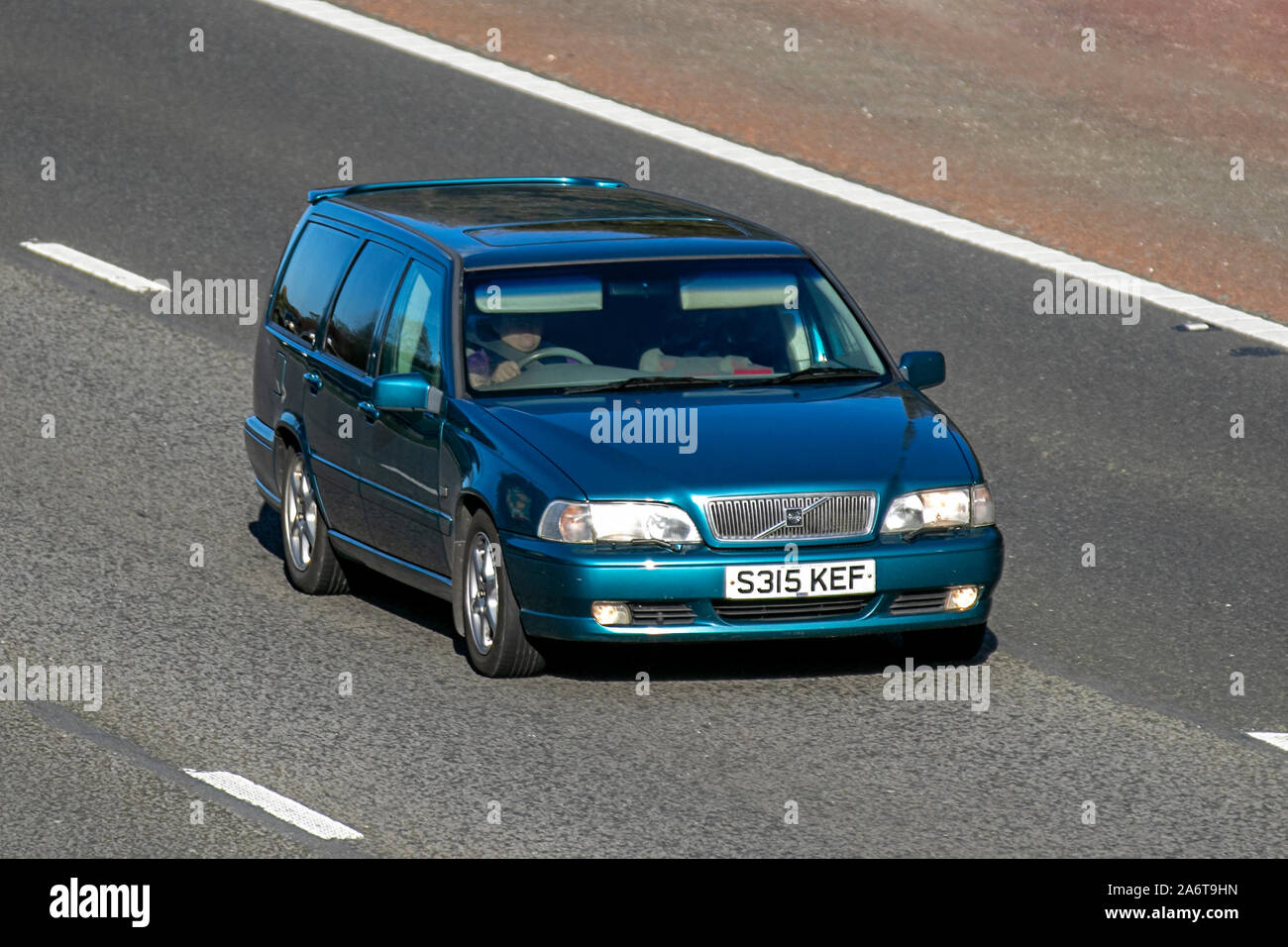 1998 Volvo V70 CD 10V Auto; Großbritannien Verkehr, Transport, moderne Fahrzeuge, Limousinen, Süd - auf die 3 spurige Autobahn M6 Autobahn gebunden. Stockfoto