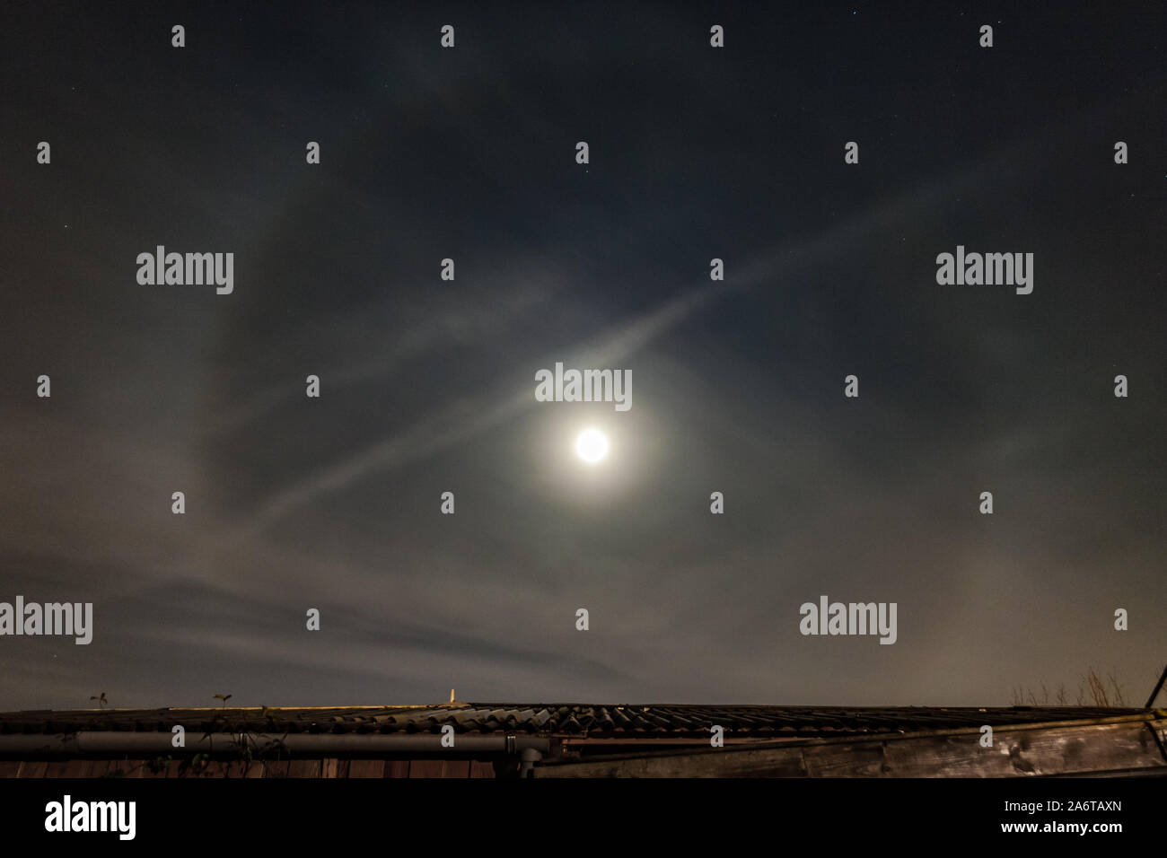 Mond halo Phänomen. Helle 22 Grad Halo in Form von einem Kreis um den Mond. Stockfoto