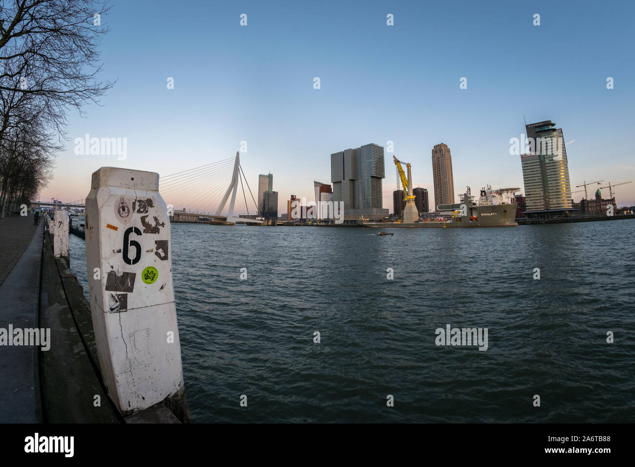 Weitwinkelaufnahme der Erasmus Brücke und Skyline von Kop van Zuid, Rotterdam an einem klaren Wintertag Stockfoto