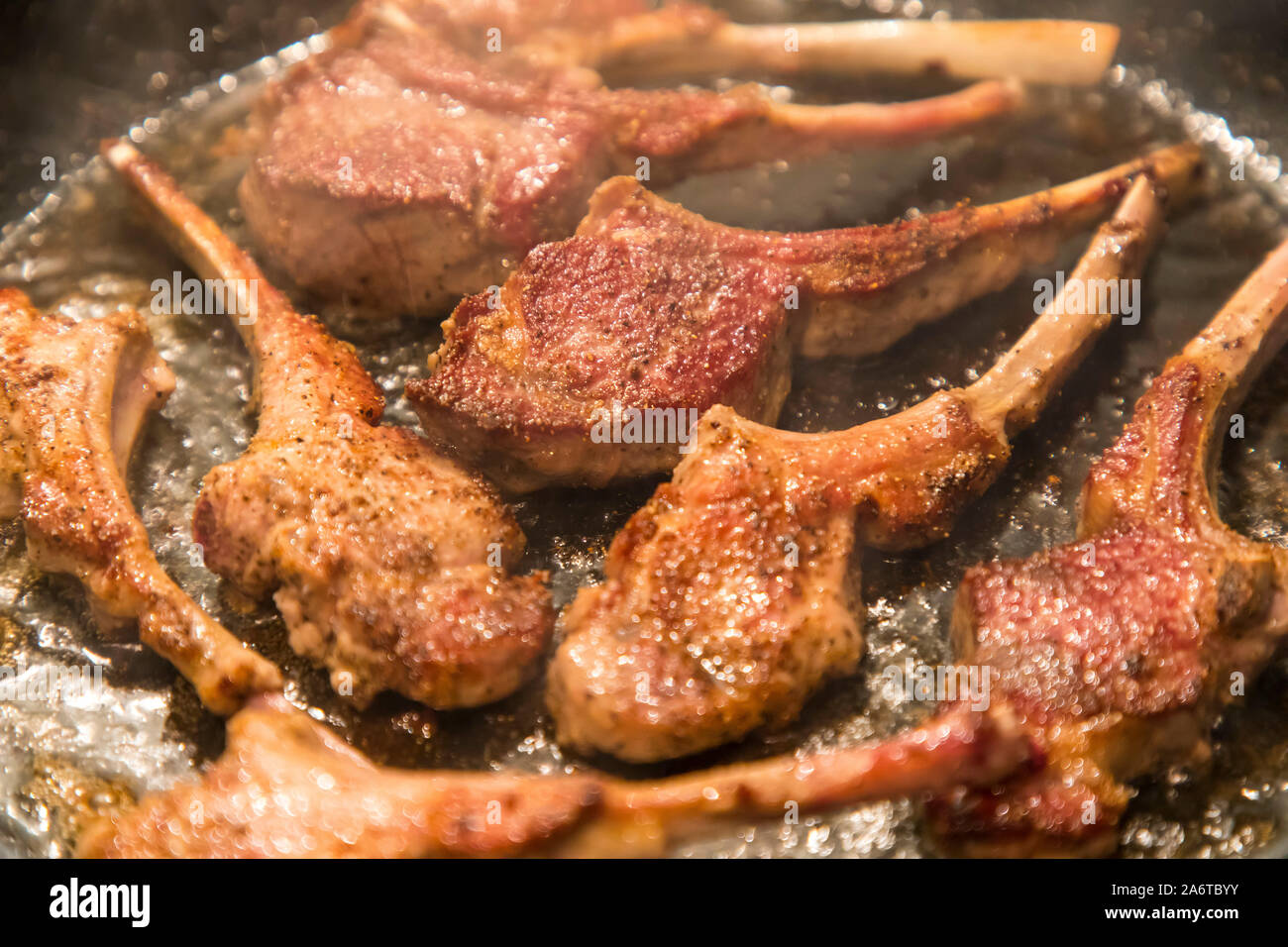 Lammkoteletts Braten in der Pfanne, vom Lamm Carrée, Deutschland Stockfoto
