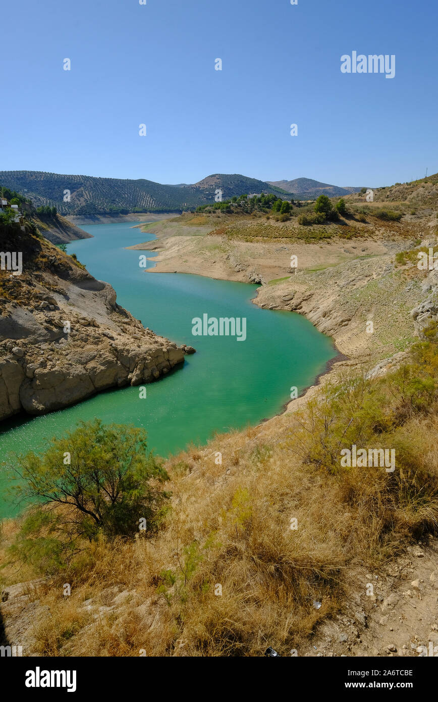 Ende Sommer niedrige Wasserstände. Iznajar Reservoir, Andalusien. Spanien Stockfoto