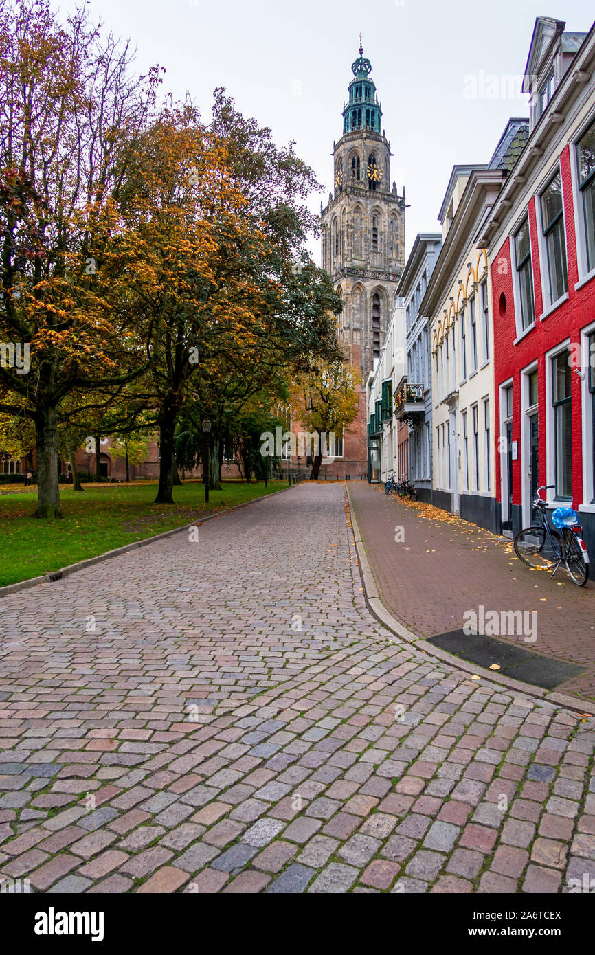 Blick auf den Martiniturm und mehrere schöne Häuser in der Stadt Groningen, Niederlande Stockfoto