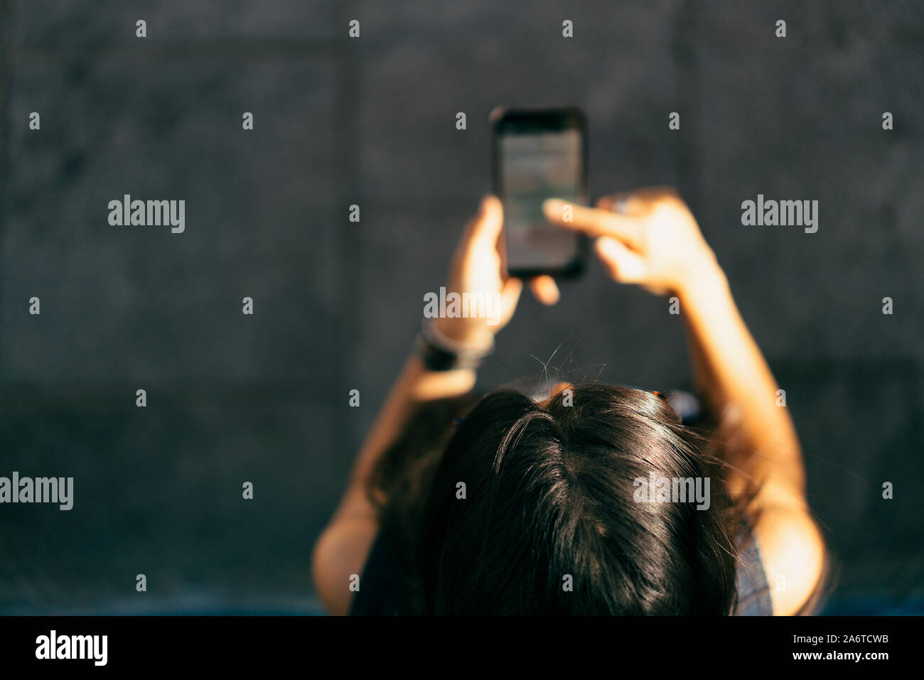 Weibliche Person von SMS und Messaging mit seinem Handy. Touchscreen. Stockfoto