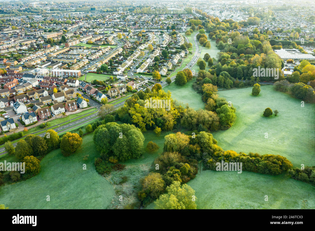 SWINDON, UK - 26. Oktober 2019: Luftaufnahme der jetzt stillgelegten Par 3 Golfplatz bei Moredon in Swindon, Wiltshire Stockfoto