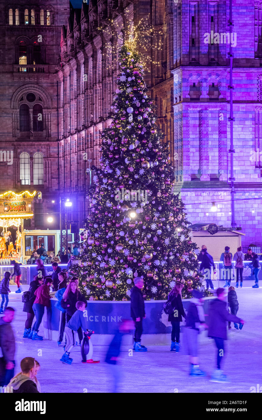 London, Großbritannien. 28 Okt, 2019. Das Natural History Museum für die Weihnachtszeit geöffnet ist. Credit: Guy Bell/Alamy leben Nachrichten Stockfoto