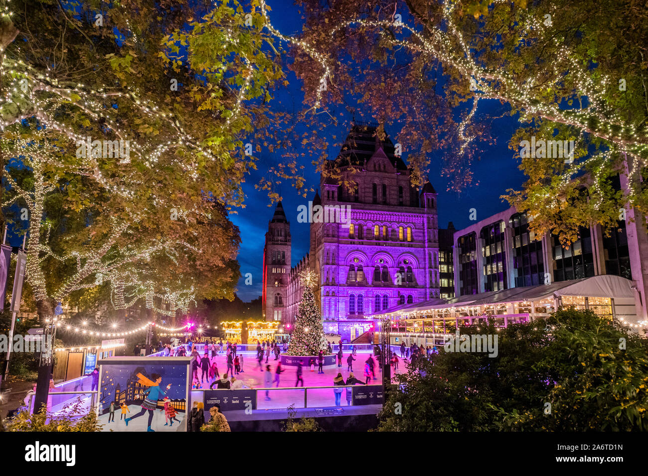 London, Großbritannien. 28 Okt, 2019. Das Natural History Museum für die Weihnachtszeit geöffnet ist. Credit: Guy Bell/Alamy leben Nachrichten Stockfoto