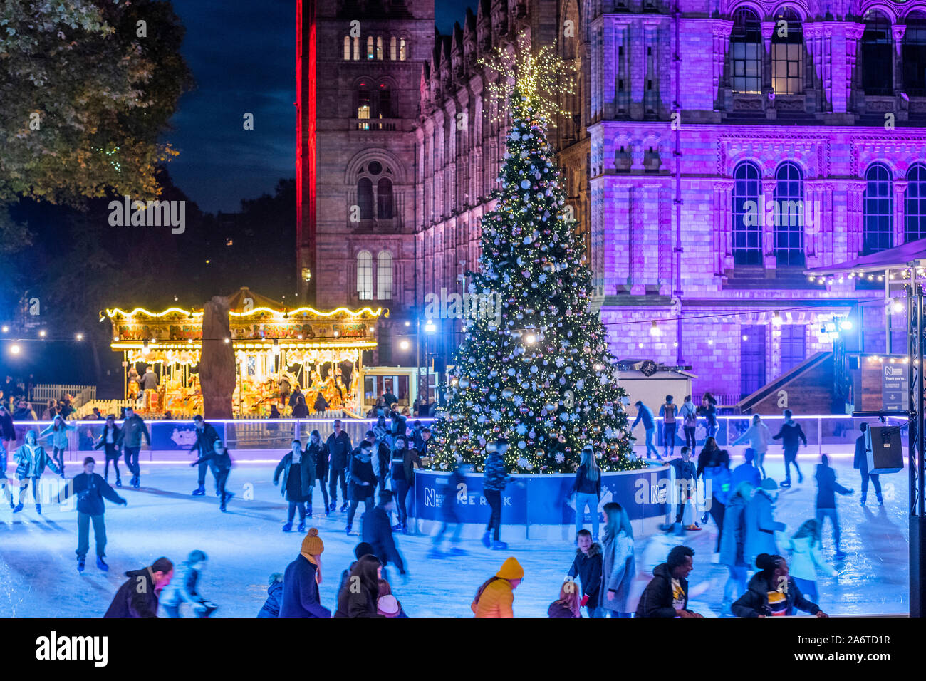 London, Großbritannien. 28 Okt, 2019. Das Natural History Museum für die Weihnachtszeit geöffnet ist. Credit: Guy Bell/Alamy leben Nachrichten Stockfoto