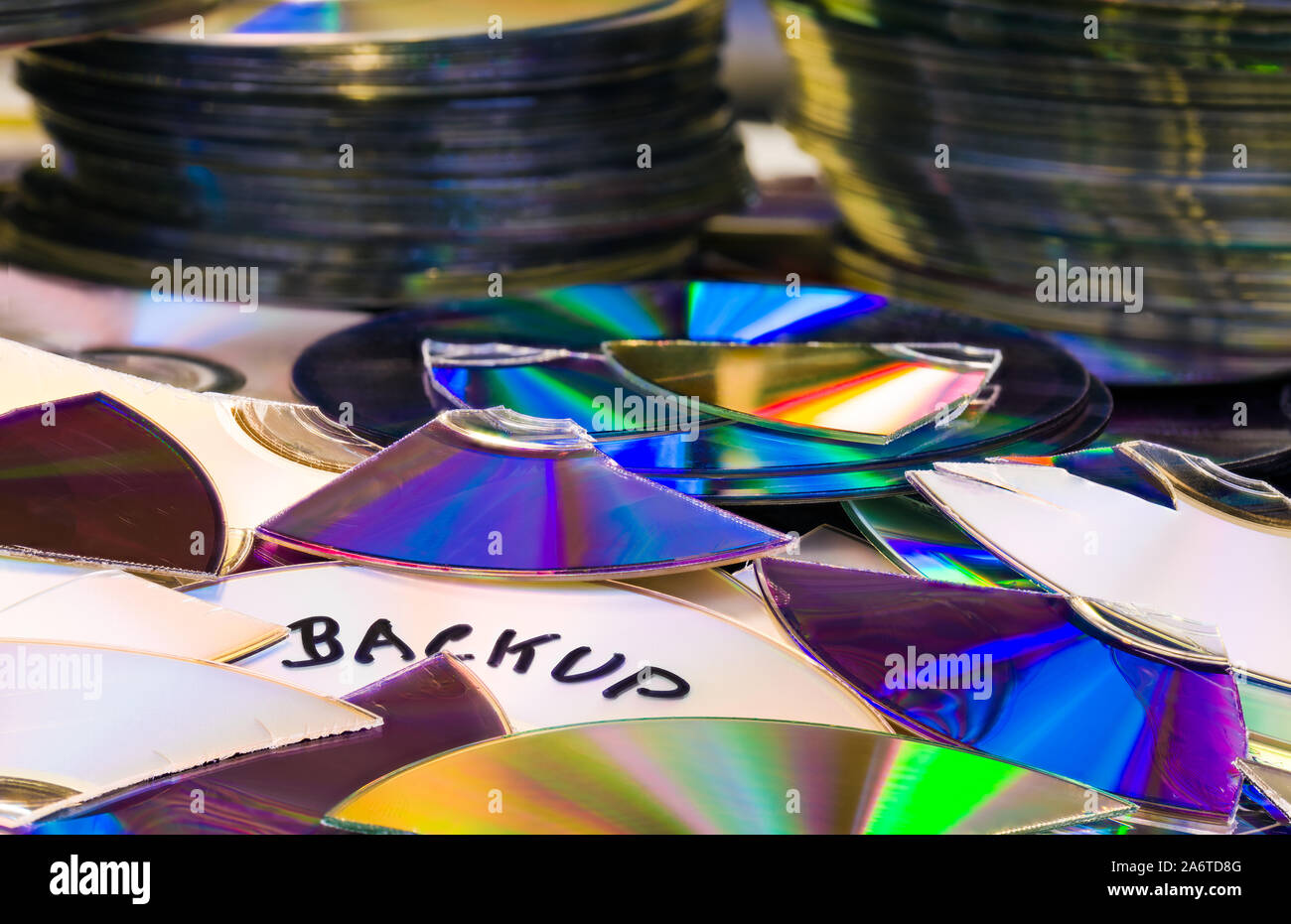 Alten Compact Discs. Sicheres Backup. Entsorgung von digitalen geheime Daten. Zerfetztes verworfen Archivierung von Medien. Veraltete Speichergeräte. E-abfallberg. Stockfoto