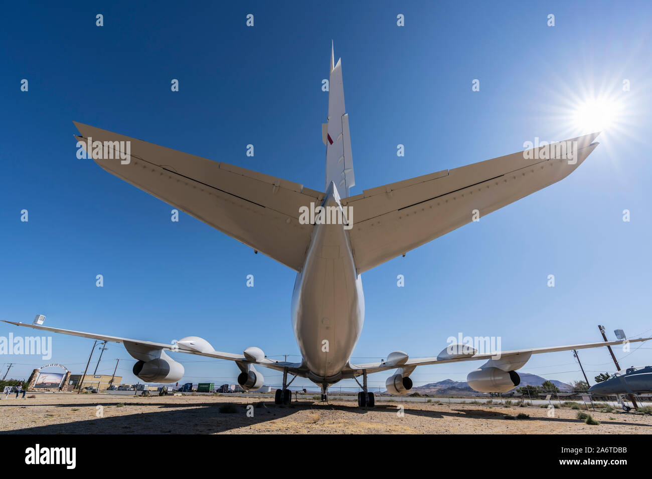 Mojave, Kalifornien, USA - Oktober 12, 2019: Schwanz Ansicht von Straßenkontrollen NASA Convair Jet auf Anzeige entlang der Autobahn 58 business Route am Mojave Air & Space Stockfoto