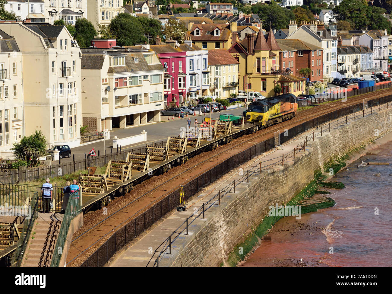 Eine leere Colas Rail Freight cwr Zug durch Dawlish oben und nach Klasse 70 Lokomotiven Nr. 70812 (vorne) und 70808. Stockfoto