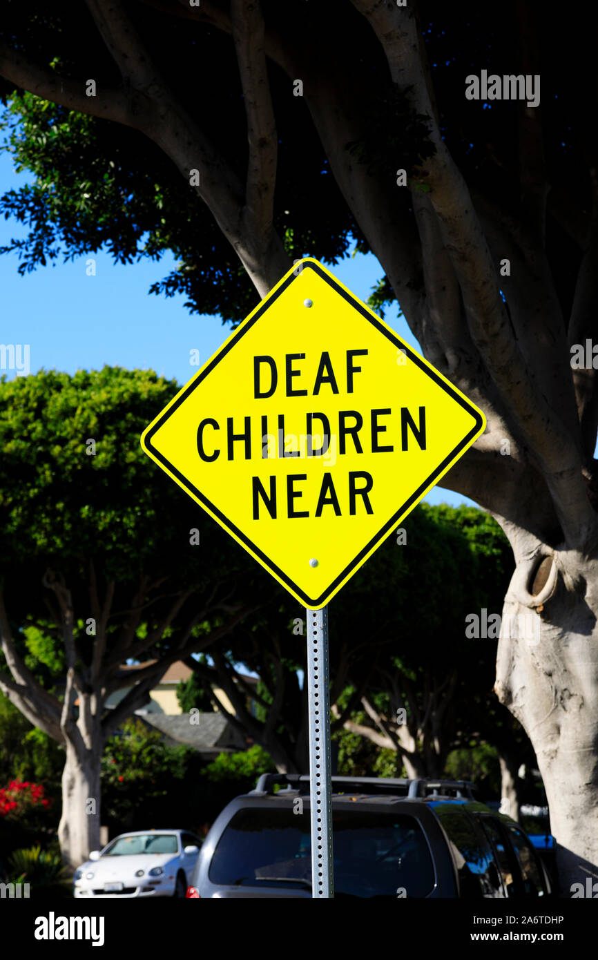Amerikanische "gehörlose Kinder in der Nähe von "Road Traffic sign, USA Stockfoto