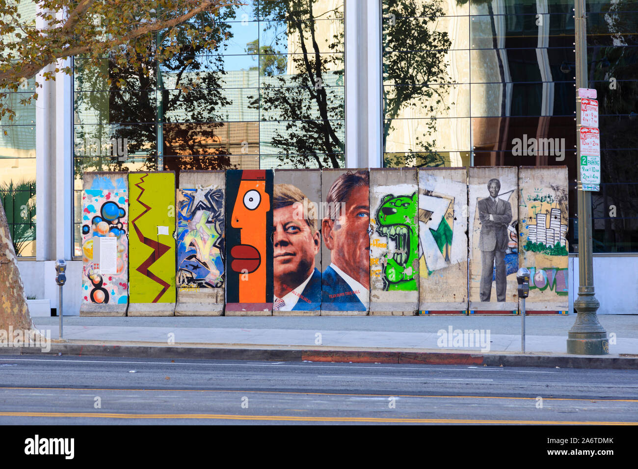 10 Segmente der Berliner Mauer aus der Wende Museum außerhalb 5900 Wilshire Boulevard, Los Angeles, Kalifornien, Vereinigte Staaten von Amerika Stockfoto