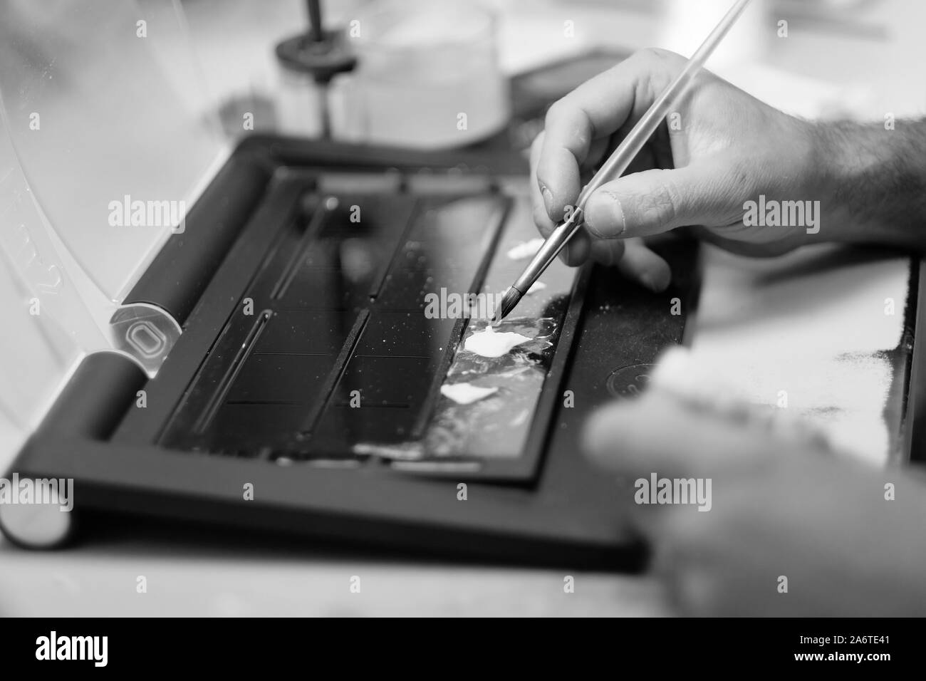 Die Hände eines Spezialisten in den Prozess der Herstellung einer Prothese in einem Dentallabor Stockfoto