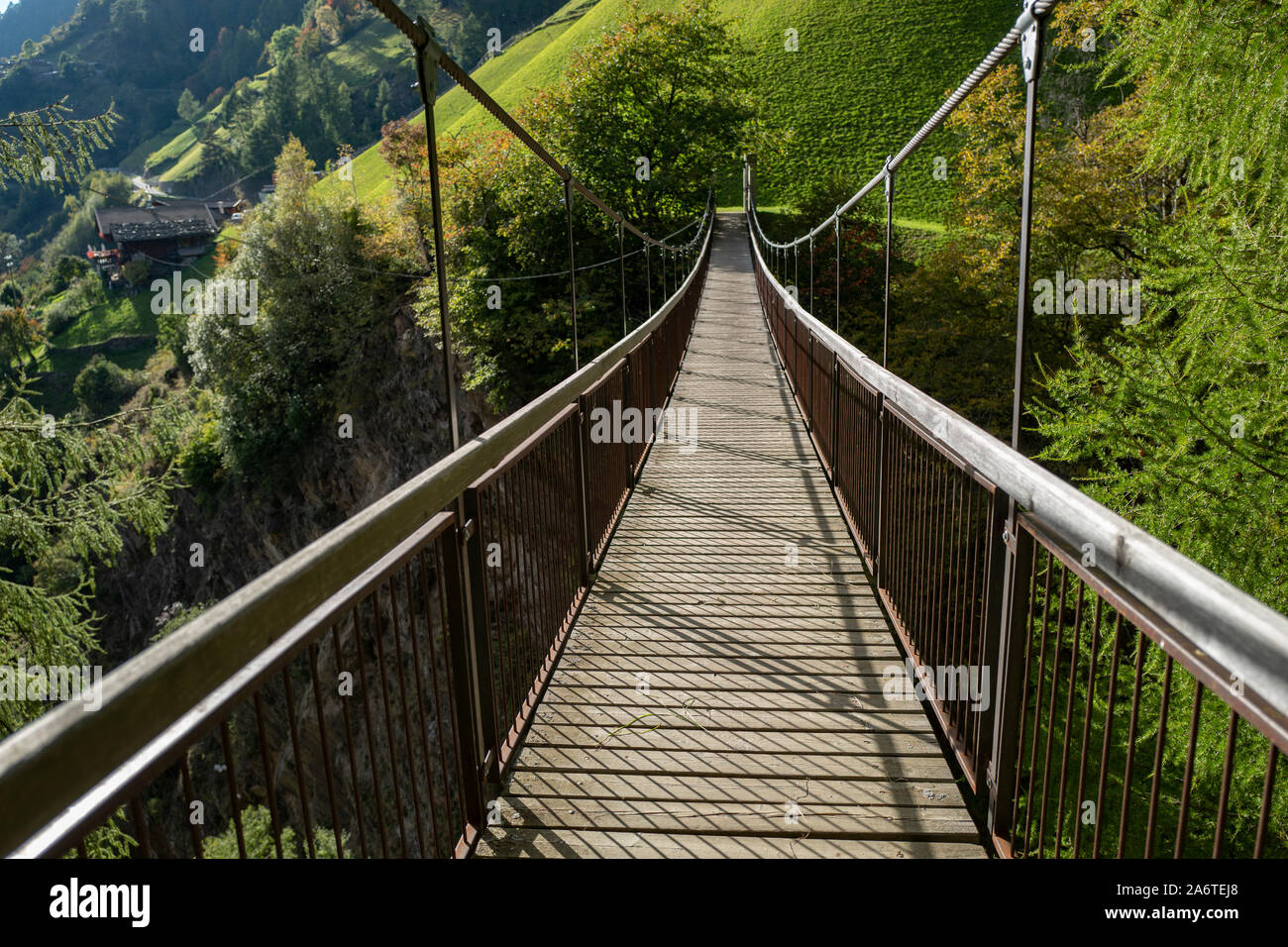 Suspension Bridge auf der Meranor Höhenweg im Südtirol Italien Stockfoto