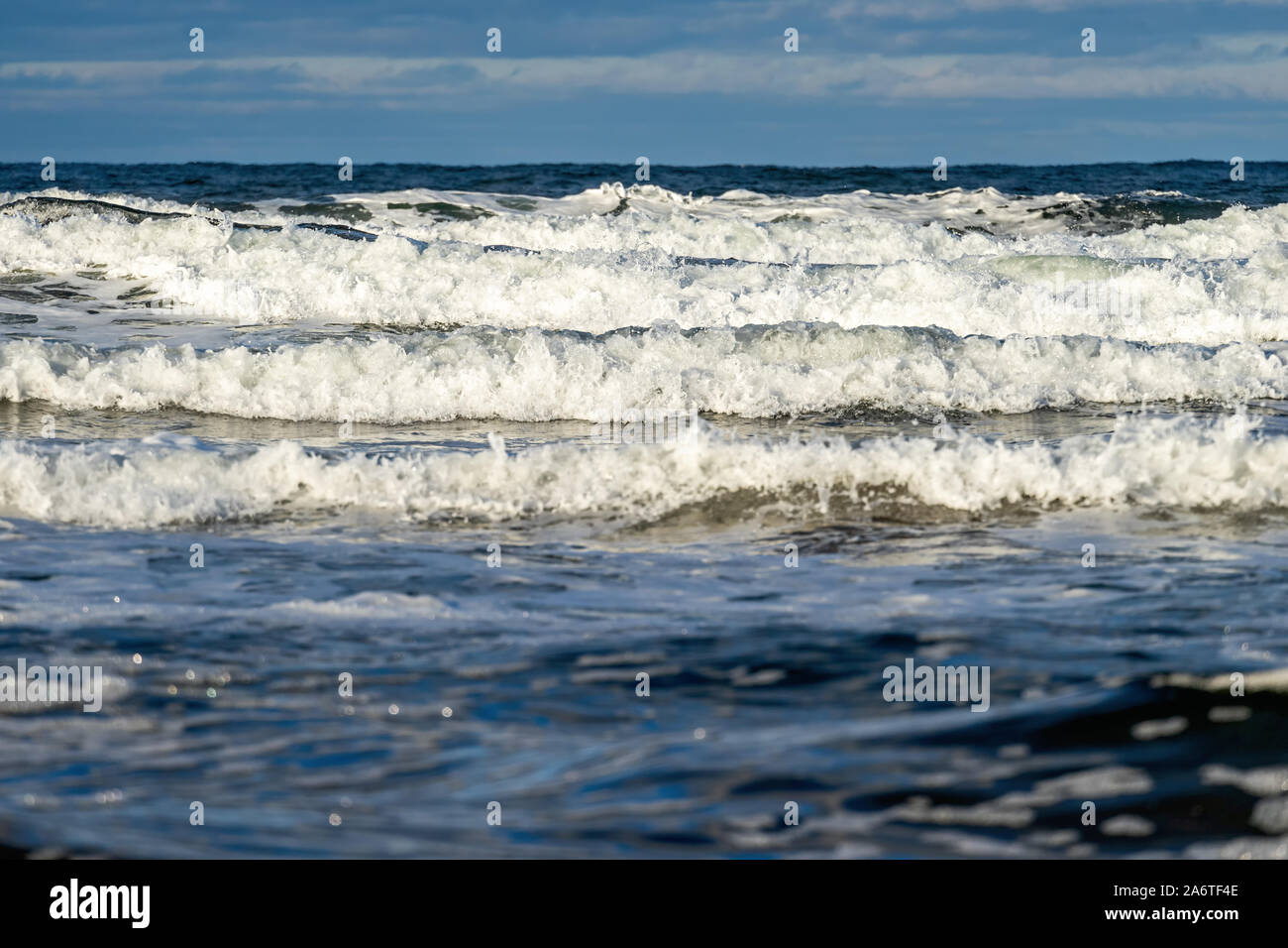 Schwere surf Rollen auf einer nördlichen Strand. Stockfoto