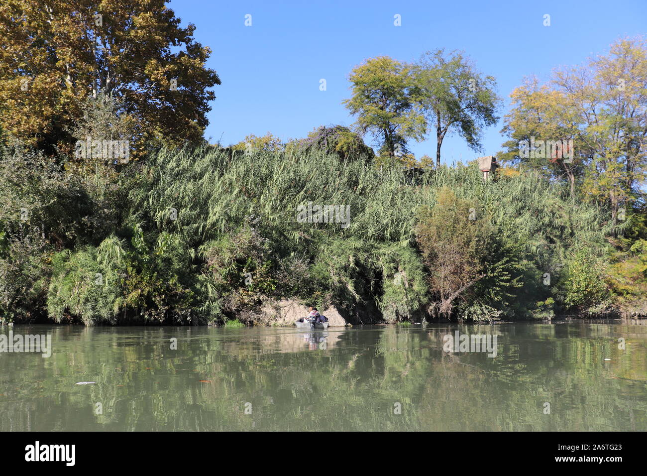 Fiume Tevere - Risalita in gommone - Roma Stockfoto